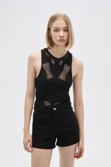 Musculosa negra calada sin mangas, ajustada al cuerpo y con cuello a la base.
