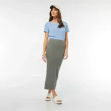 Remera celeste de corte clásico y mangas cortas.