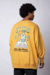 Buzo negro de corte oversize con cuello redondo y estampa de un avión sobre olas.