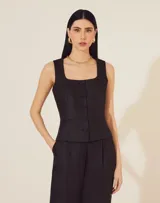 Chaleco negro con escote cuadrado y cierre frontal con botones.