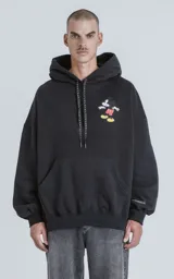 Buzo con capucha negro de frisa de algodón con calce oversize. Estampado de Mickey Mouse en el pecho y cordones con texto.
