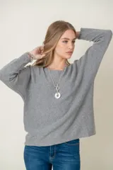 Sweater de lana color beige, de corte holgado y mangas largas.
