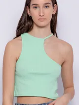 Top corto sin mangas, asimétrico y de tela texturada, ideal para combinar en diversas ocasiones.