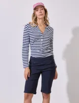 Bermuda en gabardina elastizada con pretina ancha y bolsillos delanteros y traseros, de marca Zac & Rachel.