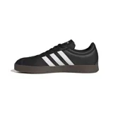 Championes Adidas VL Court Base negros con las tres tiras blancas y suela marrón.