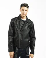 Campera de cuero sintético negra, estilo motociclista, con cierre cruzado, cuello con solapas y cinturón ajustable en la cintura.