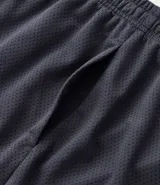 Bermuda masculina negra de microfibra con textura de perforaciones, cintura elástica ajustable con cordón y bolsillos.