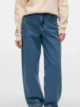 Jean mom fit de tiro alto color azul denim, con diseño barrel fit. Confeccionado en mezcla de algodones convencional, orgánico y reciclado.