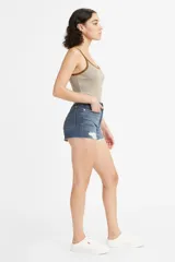 Short de jean azul de tiro alto con efecto desgastado y terminación desflecada.