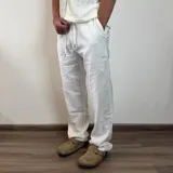Pantalón de lino color blanco, de corte recto, con cintura elástica y cordón ajustable.