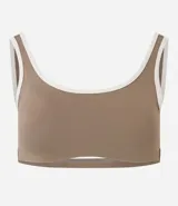 Top deportivo color marrón con breteles anchos y doble tira, copa desmontable, detalles contrastantes en color crema, escote en U delantero y escote en V en la espalda. Confeccionado en microfibra.
