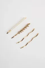 Set de cuatro hebillas doradas para el pelo, con detalles de perlas y hojas metálicas.