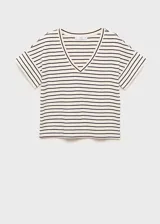 Camiseta de manga corta con cuello en V y estampado de rayas horizontales azules sobre fondo blanco.