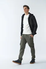 Campera verde oscuro de neopreno con capucha ajustable, cuello alto, bolsillos con cierre y logo en goma.