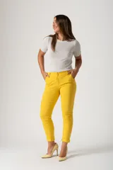 Remera blanca de punto con textura acanalada, cuello redondo y mangas cortas.