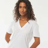 Remera blanca de manga corta con cuello de pico.
