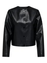 Chaqueta negra estilo baseball de cuero sintético, con cuello clásico, mangas largas y cierre frontal con botones a presión.