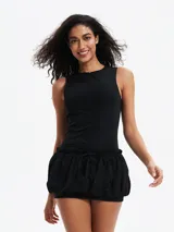 Vestido negro con diseño ajustado en la parte superior y falda abullonada.