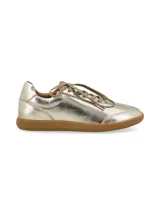 Zapatillas acordonadas doradas de cuero, con suela marrón de goma.