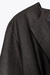 Kimono marrón con cuello redondo, manga larga y cinturón ajustable con lazadas. Confeccionado en hilatura de algodón y forro interior.