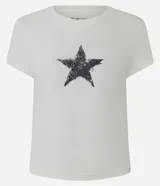 Remera de manga corta y cuello redondo, color blanco crudo, con un estampado central de estrella de cinco puntas con efecto desgastado o grunge.