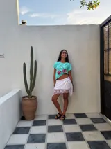 Remera turquesa de algodón con estampado de cerezas.