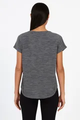 Remera gris de manga corta, corte holgado y cuello redondo.