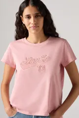 Remera rosa de algodón con cuello redondo y mangas cortas. Estampado frontal con el logo de Levi's y el número 73 en color bordó.