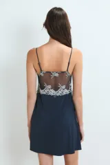 Camisón corto de color azul marino, con tirantes finos y escote en V adornado con encaje floral blanco.