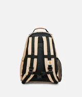 Mochila Carhartt WIP modelo Kickflip, color beige con detalles en negro. Cuenta con correas ajustables, múltiples bolsillos y sistema de sujeción frontal con cordón elástico.