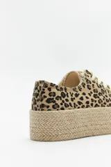 Zapatillas bajas con estampado animal print, cordones blancos y plataforma de yute de 4,5 cm de altura.