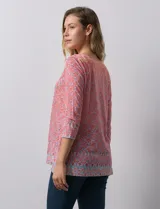 Blusa de modal estampada marca Ruby Rd, con apliques de brillos en el frente y mangas tres cuartos.