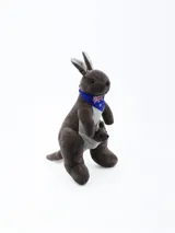 Peluche de canguro marrón con un bebé canguro en su bolsa. El canguro adulto lleva un pañuelo azul con la bandera de Australia.