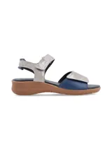 Sandalias negras con dos tiras de cuero sintético con textura de piel de serpiente, una sobre los dedos y otra alrededor del tobillo con cierre de velcro.