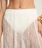 Falda midi evasé color blanco, con cintura alta y textura de encaje.