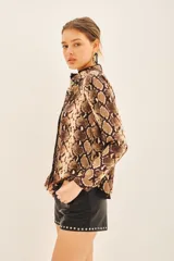 Camisa de manga larga con estampado de reptil, corte masculino y cuello camisero.