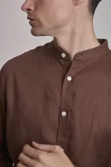 Camisa marrón de lino con cuello mao y mangas largas.