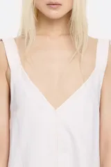 Vestido midi blanco de corte recto con escote en V y tirantes anchos. Confeccionado con al menos 25% de fibras recicladas.