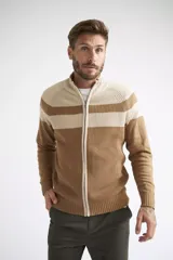 Campera tejida de algodón a rayas horizontales en tonos azul marino y azul. Tiene cuello alto, cierre frontal completo, mangas largas y logo metálico en la parte inferior.