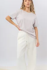 Pantalón jogger wide fit color amarillo pastel, confeccionado en algodón suave, con cintura elástica con cordón ajustable y bolsillos laterales funcionales.