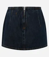 Minifalda de jeans azul oscuro con trabillas en la cintura, cinturón largo con hebilla metálica, superposición de tejido en la parte trasera y cierre con cremallera.