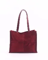 Bolso tipo shopper de cuero color bordó, con doble asa de hombro y cierre magnético. Incluye un bolsillo interior con cierre.