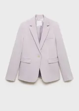 Blazer lila con solapas de muesca, hombros estructurados, cierre frontal con un botón, dos bolsillos de ribete delanteros y un bolsillo de ribete en el pecho. Tiene forro interior y abertura posterior. Diseño entallado.