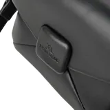 Cartera negra de símil cuero con diseño acolchado y costuras a tono. Tiene acceso con solapa, correa regulable y asa fija, herrajes plateados, un compartimento principal, un bolsillo interno con cierre y un bolsillo externo abierto. El interior está forrado en tela de algodón y poliéster.