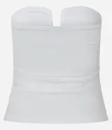 Blusa sin breteles confeccionada en jersey color blanco, con detalle de adorno en forma de U en el busto y fruncidos laterales.