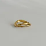 Anillo dorado de acero quirúrgico hipoalergénico con baño en oro 18K, formado por dos aros entrelazados. Talle 17.