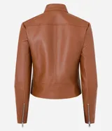 Campera marrón de cuero con cuello mao, cierre frontal asimétrico y bolsillos con cierre.