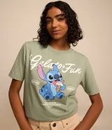 Remera verde clara de algodón con estampado de Stitch comiendo un helado y la frase "Gelato & Fun".