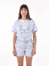 Jardinero corto de jean celeste con bolsillos delanteros y traseros.
