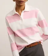 Remera de manga larga con cuello polo, a rayas horizontales anchas de color rosado y blanco.
